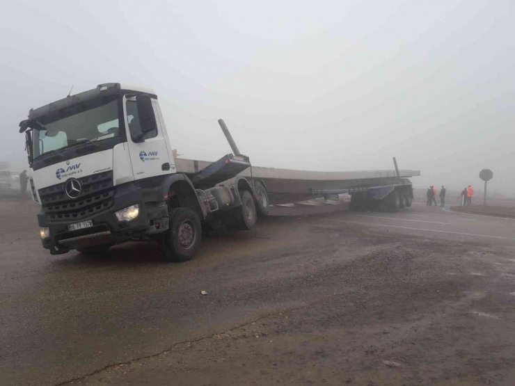 İslahiye’de Beton Blok Yüklü Tır Devrildi