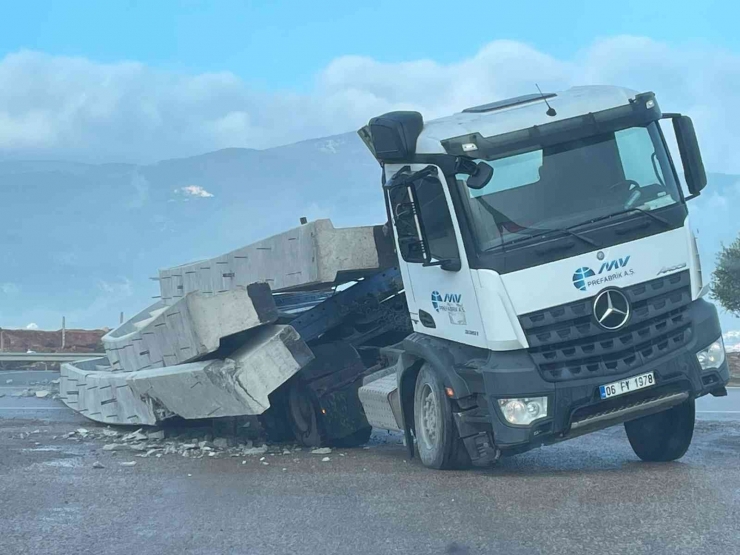 İslahiye’de Beton Blok Yüklü Tır Devrildi