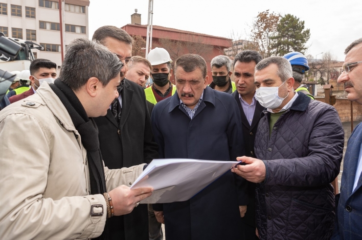 Başkan Gürkan Kent Meydanındaki Çalışmaları İnceledi