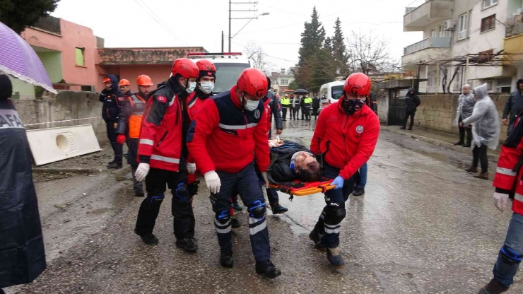 Yağmur Altında Deprem Tatbikatı