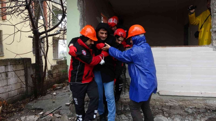 Yağmur Altında Deprem Tatbikatı