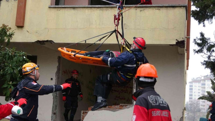 Yağmur Altında Deprem Tatbikatı