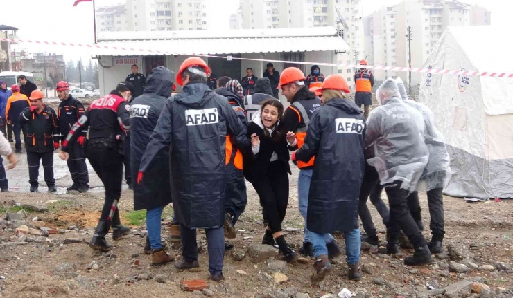 Yağmur Altında Deprem Tatbikatı