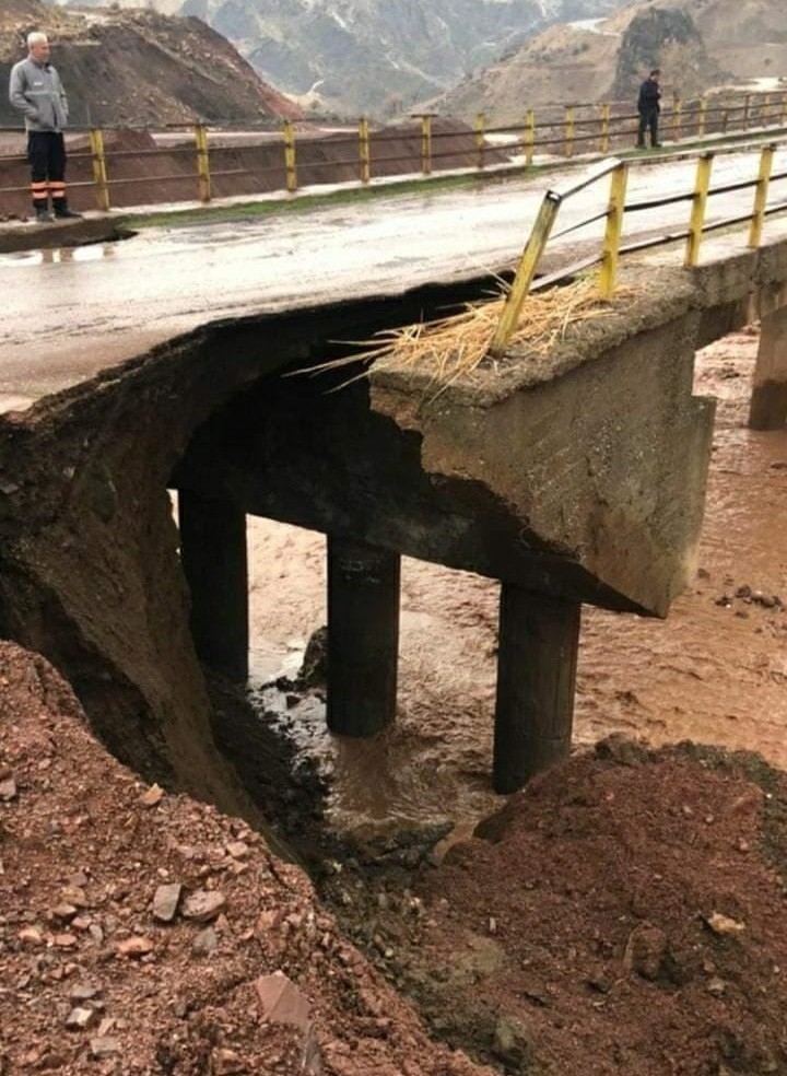 Yağışlar Köprünün Hasar Görmesine Neden Oldu