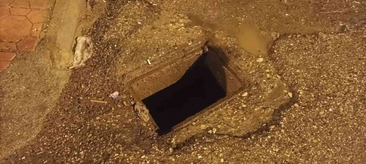 Kimliği Belirsiz Şahıslar Demir Mazgalı Çaldı