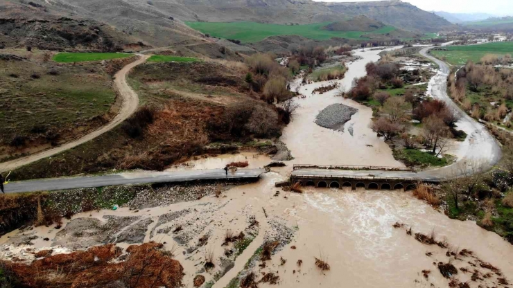 Şiddetli Yağış Köprüyü Yıktı, Arazileri Su Altında Bıraktı