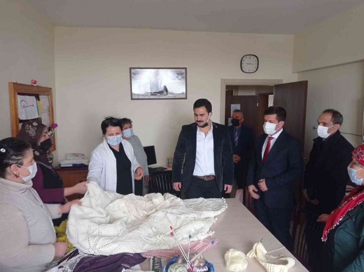 Kadınlar Hem Öğreniyor, Hem De Üretime Katkıda Bulunuyor
