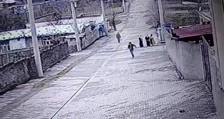 Diyarbakır’da Kadının Boynundaki Altın Kolyeyi Çalan Hırsızlar Yakalandı