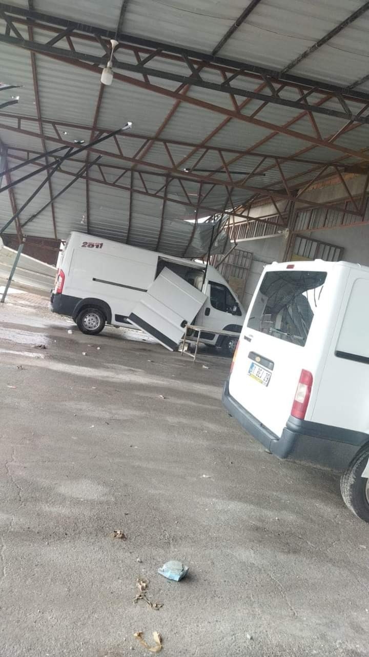 Fırtına Çatıları Uçurdu