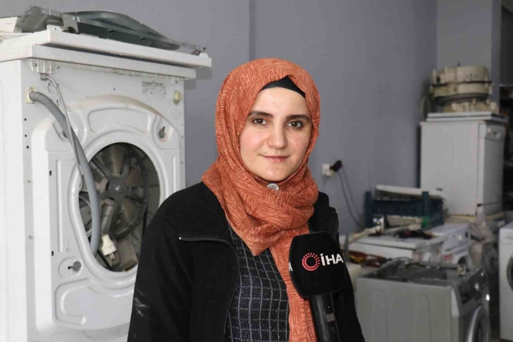 İki Çocuk Annesi Teknisyen Yaptığı İşle Takdir Topluyor