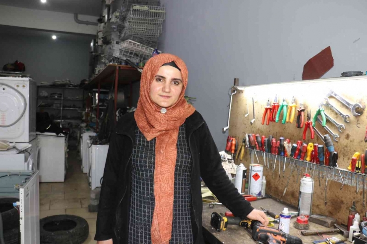 İki Çocuk Annesi Teknisyen Yaptığı İşle Takdir Topluyor
