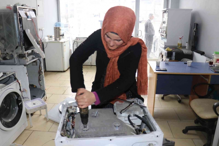 İki Çocuk Annesi Teknisyen Yaptığı İşle Takdir Topluyor