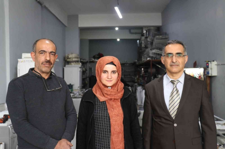 İki Çocuk Annesi Teknisyen Yaptığı İşle Takdir Topluyor