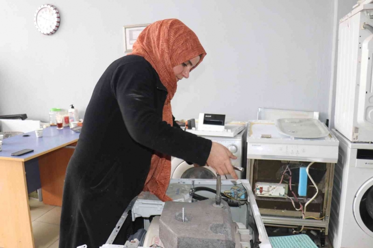İki Çocuk Annesi Teknisyen Yaptığı İşle Takdir Topluyor