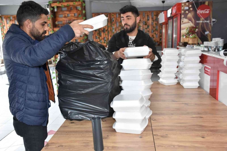 Köyde Eğitim Gören Öğrencilere Pizza Sürprizi