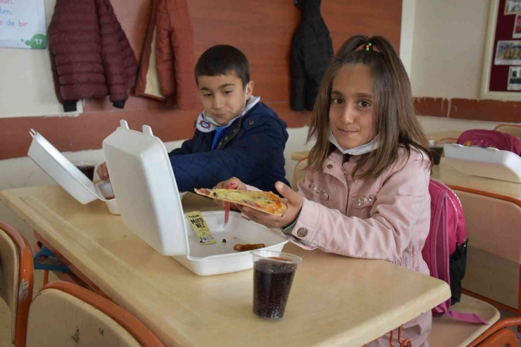 Köyde Eğitim Gören Öğrencilere Pizza Sürprizi