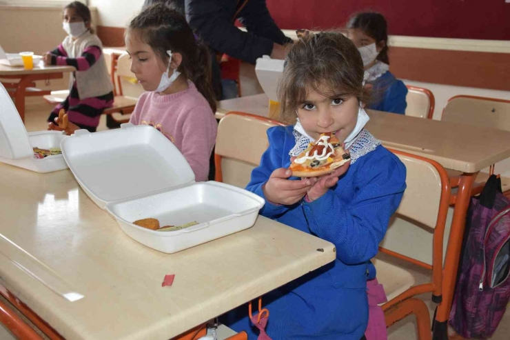 Köyde Eğitim Gören Öğrencilere Pizza Sürprizi