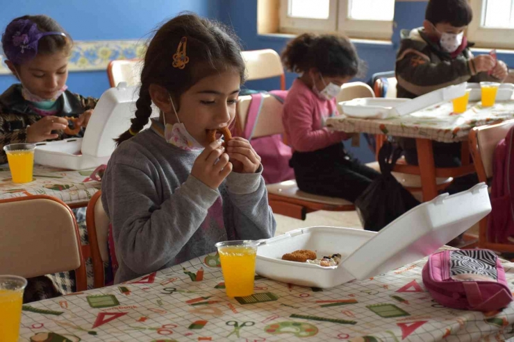 Köyde Eğitim Gören Öğrencilere Pizza Sürprizi