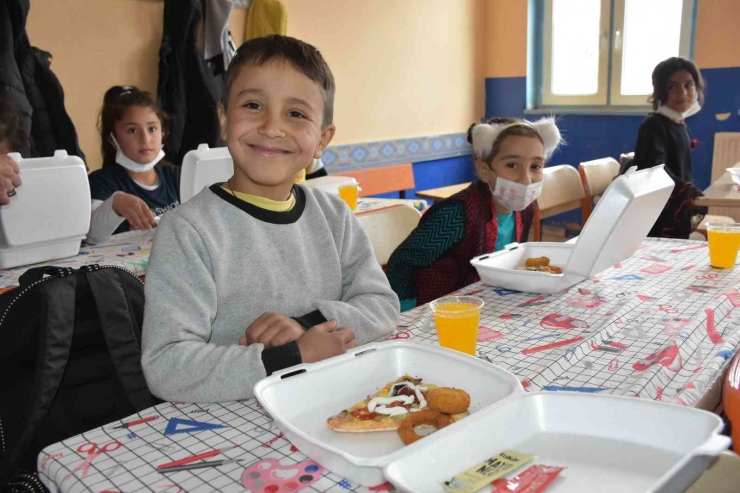 Köyde Eğitim Gören Öğrencilere Pizza Sürprizi