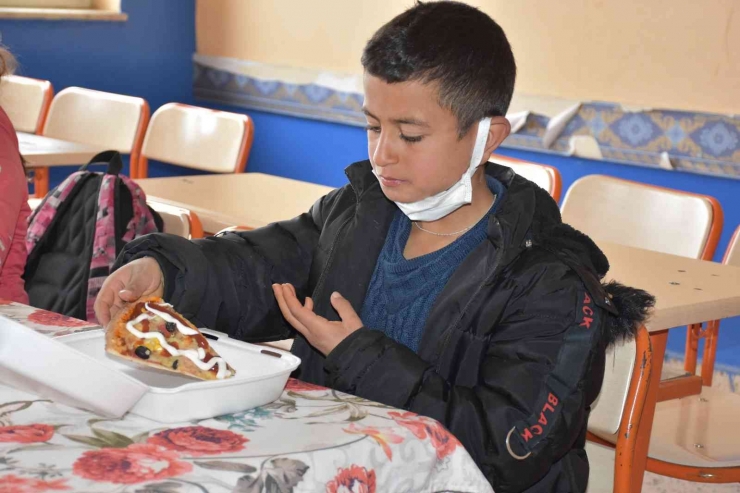 Köyde Eğitim Gören Öğrencilere Pizza Sürprizi