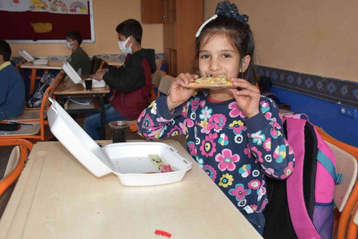 Köyde Eğitim Gören Öğrencilere Pizza Sürprizi