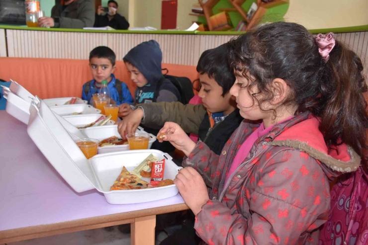 Köyde Eğitim Gören Öğrencilere Pizza Sürprizi