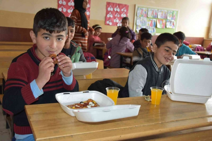 Köyde Eğitim Gören Öğrencilere Pizza Sürprizi