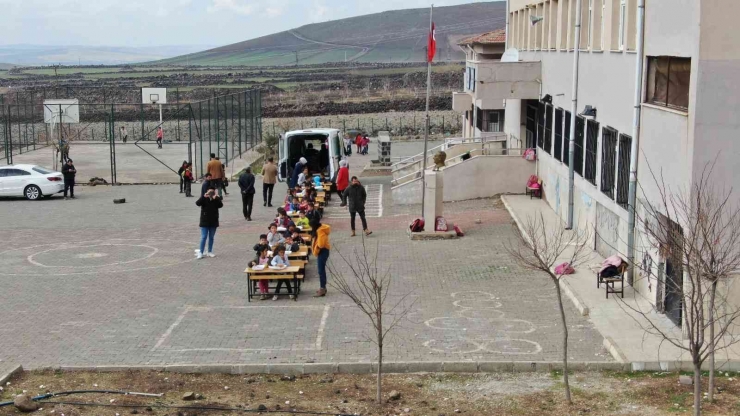 Köyde Eğitim Gören Öğrencilere Pizza Sürprizi