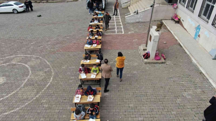 Köyde Eğitim Gören Öğrencilere Pizza Sürprizi