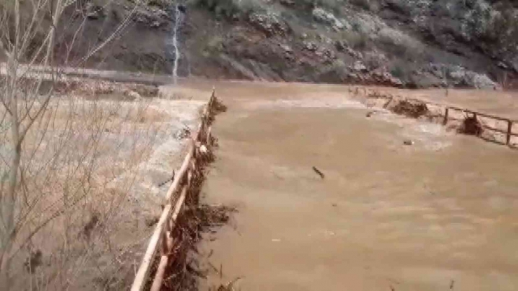 Adıyaman’da Dere Taştı, Köprü Suda Kayboldu