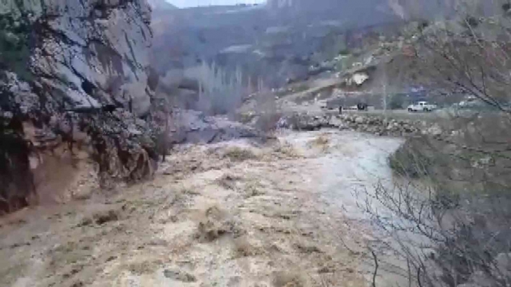 Adıyaman’da Dere Taştı, Köprü Suda Kayboldu