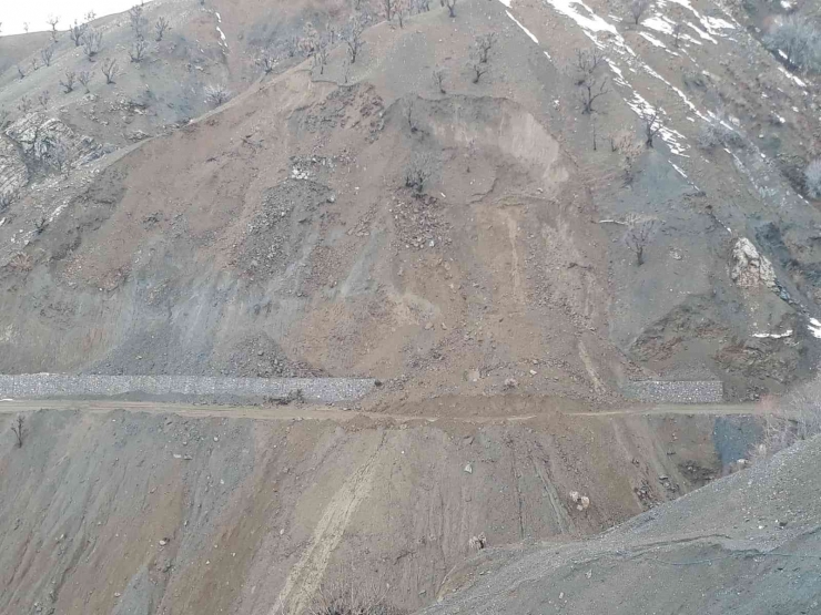 Aşırı Yağış Alan Kulp’ta Bozulan Yollar Onarıldı