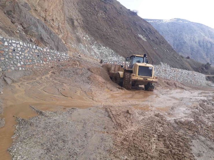 Aşırı Yağış Alan Kulp’ta Bozulan Yollar Onarıldı