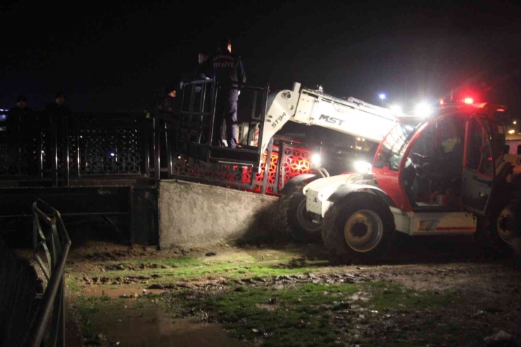 Gaziantep’te Üst Geçide Asılı Erkek Cesedi Bulundu