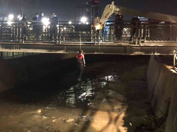 Gaziantep’te Üst Geçide Asılı Erkek Cesedi Bulundu