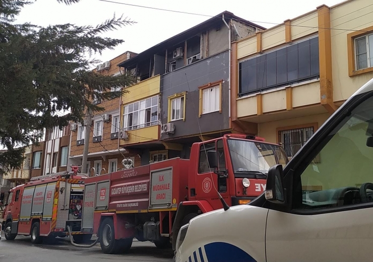 Çatı Katında Çıkan Yangın Maddi Hasara Yol Açtı