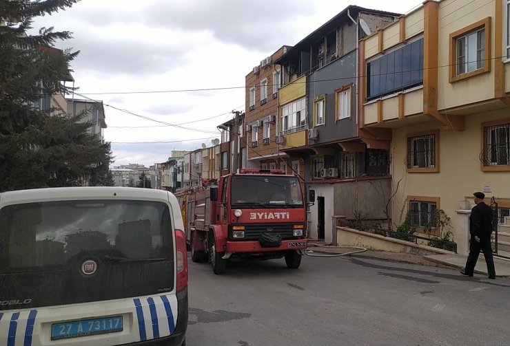 Çatı Katında Çıkan Yangın Maddi Hasara Yol Açtı