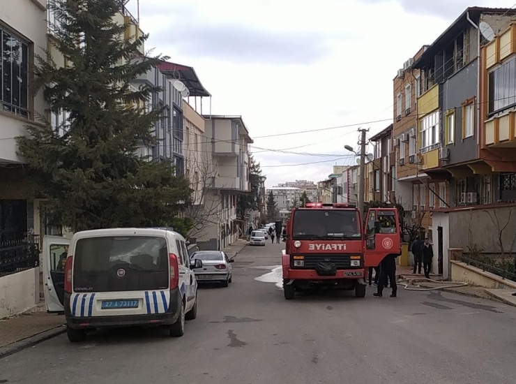 Çatı Katında Çıkan Yangın Maddi Hasara Yol Açtı