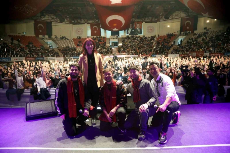 Ünlü Pop Sanatçısı Emre Aydın Gazi Şehirliler İçin Konser Verdi