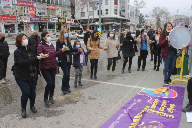 8 Mart Dünya Kadınlar Günü Açıklaması Sonrası Halaylar Çekildi