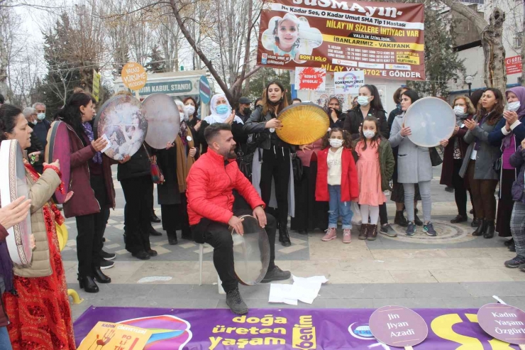 8 Mart Dünya Kadınlar Günü Açıklaması Sonrası Halaylar Çekildi