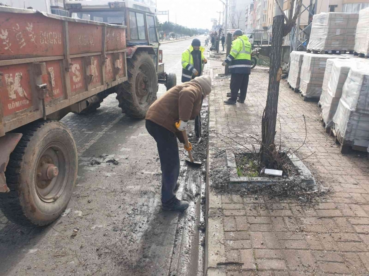 Gölbaşı’nda Yağmur Kanallarını Temizliyor