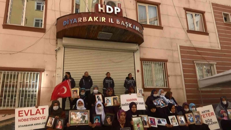 Pkk’ya Karşı Zafere Ulaşan Evlat Nöbetindeki Anne Ayşegül Biçer’den Hdp’ye ‘8 Mart Dünya Kadınlar Günü’ Tepkisi