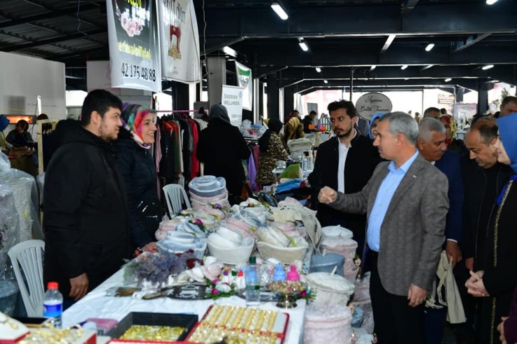 Yeşilyurt 3. Alış Veriş Fuarında Kadınların El Emekleri Sergilendi