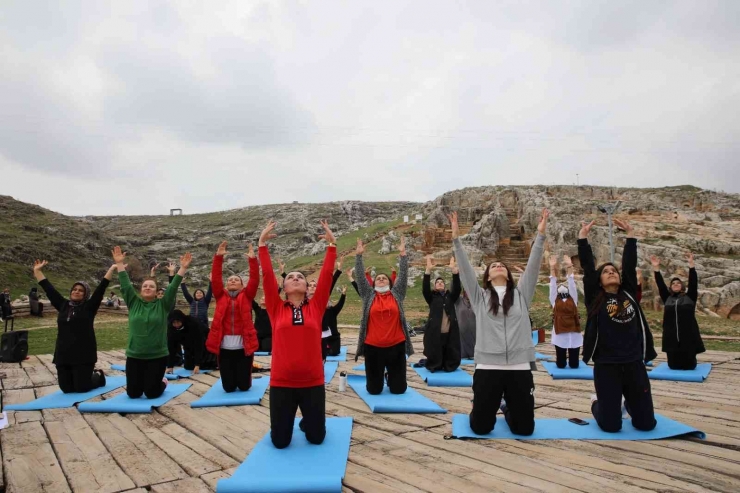 Kadınlar Tarihi Mekanda Yoga Yaptı