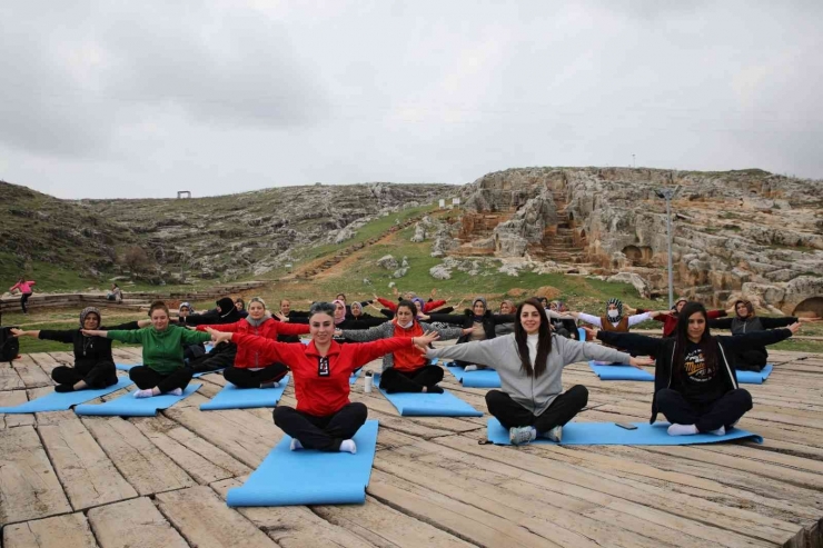 Kadınlar Tarihi Mekanda Yoga Yaptı