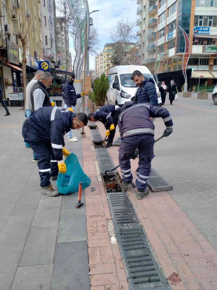 Diski, Yağmur Suyu Izgaralarında Detaylı Temizlik Çalışması Yaptı