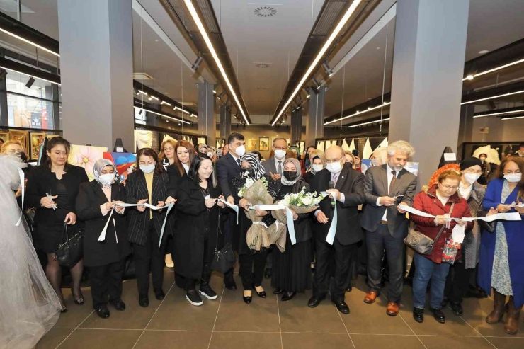 Kadınlar, Ürettikleri Eserleri Beğeniye Sundu