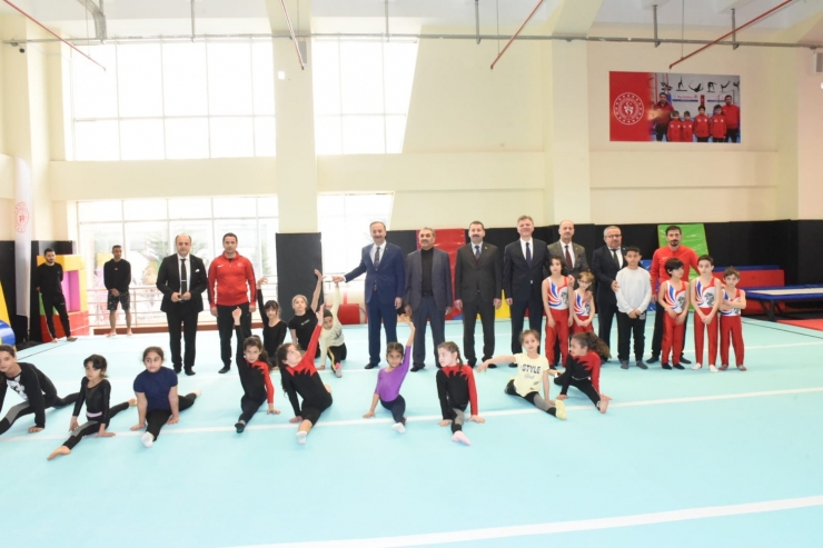 Şehit Şükrü Can Kayadibi Çok Amaçlı Spor Salonu Törenle Açıldı