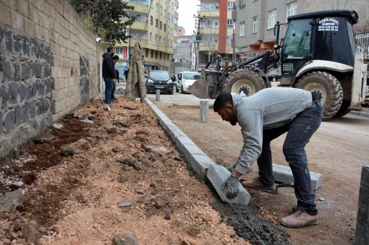 Siverek’te Kaldırım Yenileme Çalışmaları Devam Ediyor